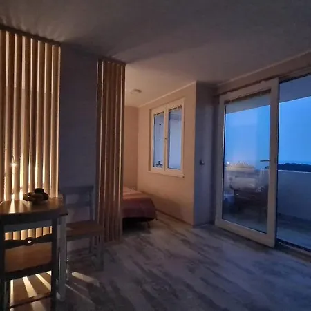 Lacroma Apartment